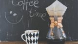 kaboompics.com_Coffee time sentence, cup of coffee and Chemex